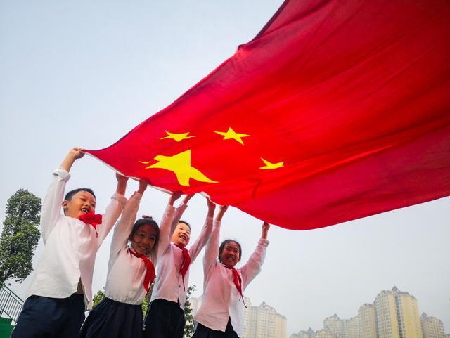 孕中期脚抽筋是怎么回事呢？这是缺钙引起的还是咋回事？